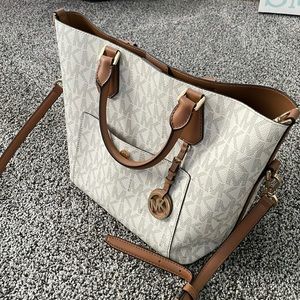 Michael Kors bucket purse tan/cream